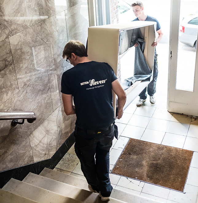 Zwei Maenner liefern Bett