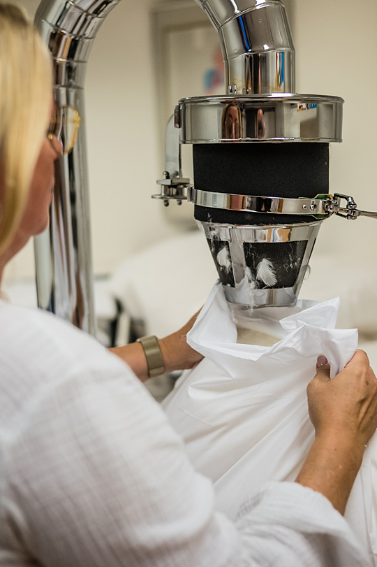 Kissen mit Federn befuellen